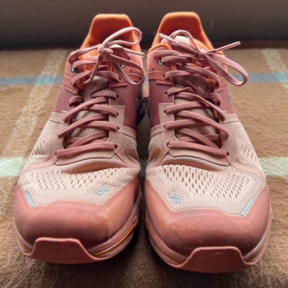 On could running shoes - Picture 2 of 5